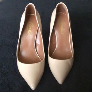 Nude pumps